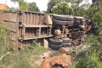 Xe tải lấn trái đường tông chết 3 người cùng gia đình