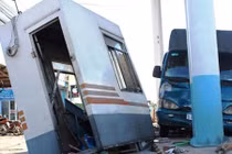 Xe tải húc cabin trạm thu phí, nhân viên thoát chết gang tấc