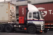 Hoảng hồn người phụ nữ thoát chết trong gầm container