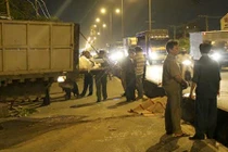 Tôn trên xe tải cứa trúng cổ người đi đường tử vong