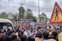 Ai cũng mong được bỏ nắm đất lên phần mộ ông Nguyễn Bá Thanh