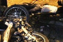 Hai thanh niên lao xe vào cột điện chấn động khu dân cư