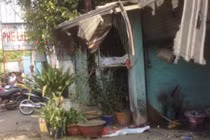Căn nhà phát nổ, một phụ nữ bất động trong vũng máu