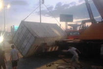 Cửa ngõ Sài Gòn tê liệt vì container đổ chắn ngang đường
