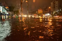 Mưa suốt đêm ngày, đường phố Sài Gòn chìm trong biển nước