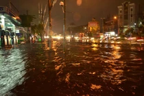 Mưa suốt đêm ngày, đường phố Sài Gòn chìm trong biển nước