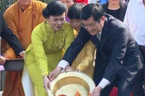 Chủ tịch nước và phu nhân thả cá chép trên sông Sài Gòn