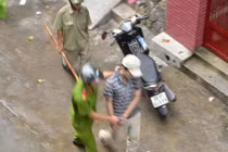 Khống chế gã nghiện vác dao đập phá trụ sở UBND phường