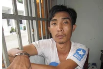 Người đàn bà giấu vàng trong người bị đè ra cướp