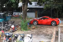 Siêu xe Ferrari 458 ''nát đầu'' tại TP HCM của thiếu gia Phan Thành?