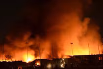 150 chiến sĩ trắng đêm chữa cháy kho 4000m2 ở Sài Gòn