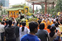 Phật tử TP HCM đón kim quan Đại lão Hoà thượng Thích Giác Nhiên