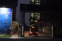 Hai công nhân rơi từ tầng 12 xuống, một người chết