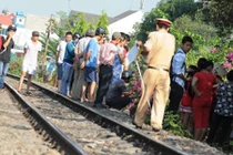 Bà chở cháu đi học bị tàu hỏa đâm chết