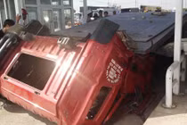 Kinh hoàng nhiều tấn thép chém lìa đầu…xe container