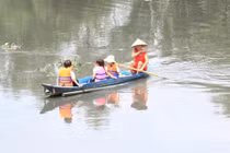 Sà lan đâm sập cầu Cái Tâm: Trẻ vượt vùng nước xoáy đi học