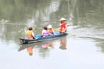 Sà lan đâm sập cầu Cái Tâm: Trẻ vượt vùng nước xoáy đi học