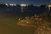 Lực lượng chức năng tìm kiếm thi thể nam sinh lớp 8.