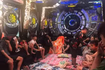 Nhóm dân chơi thuê phòng quán karaoke tổ chức thác loạn tập thể với nhau