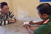 Người đàn ông ngáo đá khống chế 4 học sinh trung tâm anh ngữ Đông Âu đâm công an bị thương.