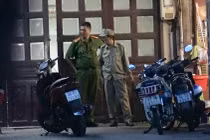 Công an khám nghiệm hiện trường.