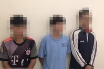 Nhóm thiếu niên tại cơ quan công an.