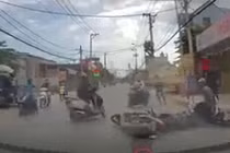 Nhóm cướp vàng dùng bình xịt hơi cay tấn công người đi đường ở Sài Gòn.