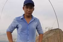 Hình nghi phạm rời khỏi hiện trường.