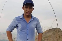 Hình nghi phạm rời khỏi hiện trường.