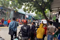 Người dân theo dõi vụ việc. 