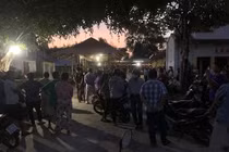 Người dân theo dõi vụ việc. 