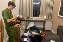 Công an khám nghiệm hiện trường.