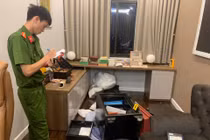 Công an khám nghiệm hiện trường.