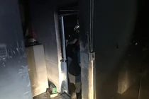 Đôi nam nữ hoảng loạn kêu cứu thất thanh trong căn nhà bốc cháy ở Sài Gòn.