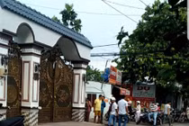 Người dân theo dõi vụ việc. 