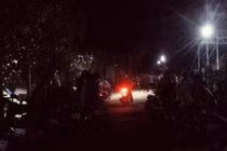 Người dân theo dõi vụ việc. 