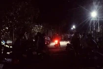 Người dân theo dõi vụ việc. 