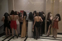Đột kích hàng loạt tụ điểm ăn chơi phát hiện nữ tiếp viên nhí 13 tuổi ở Sài Gòn.