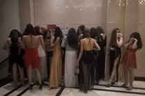 Đột kích hàng loạt tụ điểm ăn chơi phát hiện nữ tiếp viên nhí 13 tuổi ở Sài Gòn.