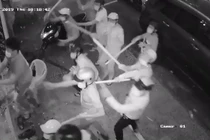 Nhóm giang hồ cầm hung khí xông vào nhà hàng đập phá.