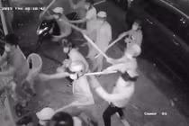 Nhóm giang hồ cầm hung khí xông vào nhà hàng đập phá.