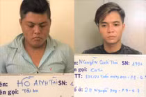 Hai đối tượng tại công an. Ảnh: H.N