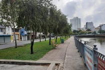 Xử phạt nhiều người tụ tập câu cá trên kênh Nhiêu Lộc ở Sài Gòn trong mùa dịch Covid-19.