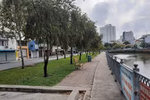 Xử phạt nhiều người tụ tập câu cá trên kênh Nhiêu Lộc ở Sài Gòn trong mùa dịch Covid-19.