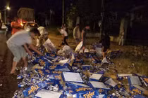 Hình ảnh đẹp người dân giúp tài xế thu gom hàng trăm thung bia đổ ra đường trong ngày đầu năm mới.