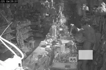 Hình ảnh thanh niên 9X không mặc quần áo đột nhập nhà dân trộm cắp.