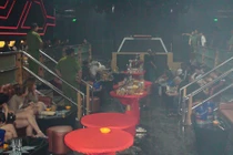 Hàng chục dân chơi phê ma tuý thủ súng đạn trong quán Holiday Club.