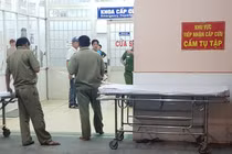 Công an khám nghiệm hiện trường.