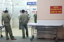 Công an khám nghiệm hiện trường.