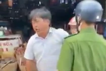 Người đàn ông xưng là nhà báo chửi bới công an giữa trung tâm Sài Gòn.